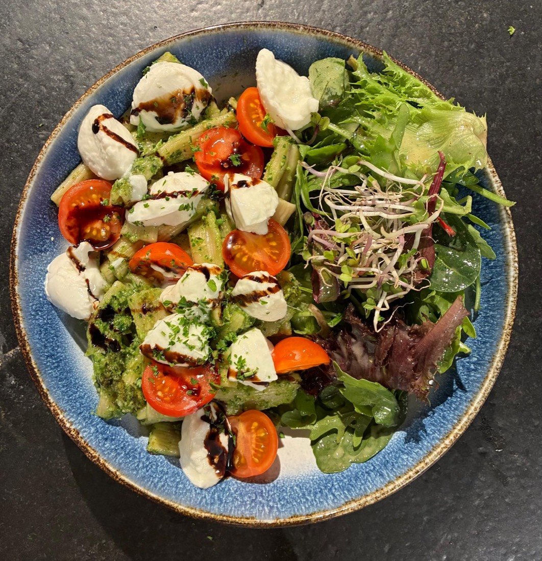 Italienische Bowl mit Dinkelnudeln in Pesto, Tomate, Mozzarella und frischem Salat