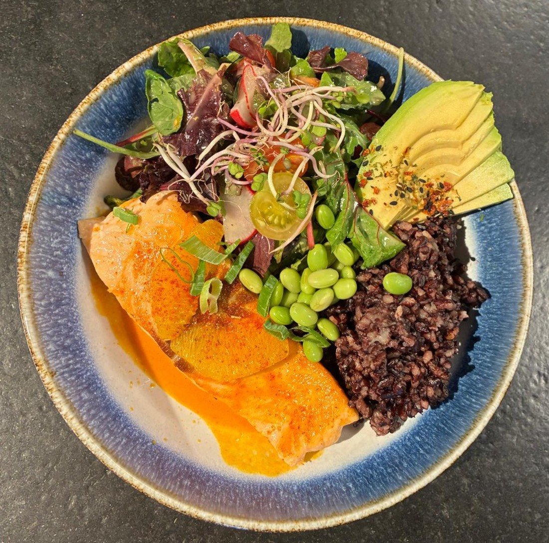 Lachs Bowl mit Avocado, schwarzem Reis und Mangopüree