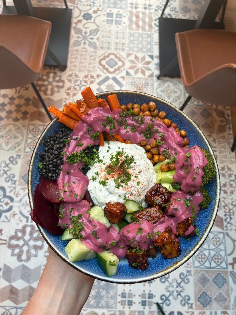 High Protein Bowl mit schwarzen Linsen, Kichererbsen, Kräuterquark und Gemüse