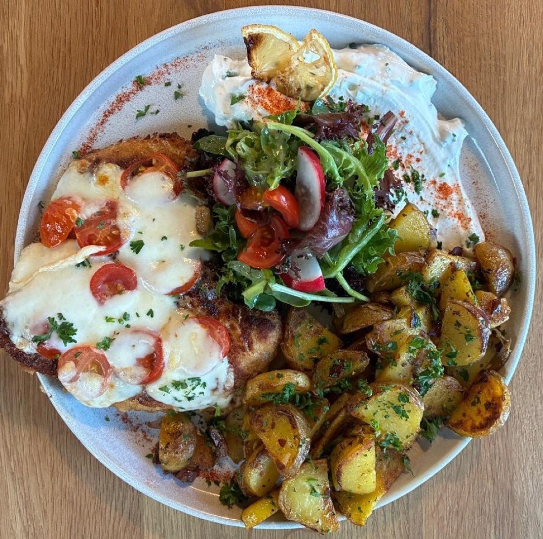 Hähnchenschnitzel in Dinkelpanade, überbacken mit Tomate und Mozzarella